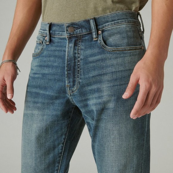 NWT 38x32 Lucky Brand Men's 410 Athletic Straight Coolmax Stretch Jean - Picture 1 of 4